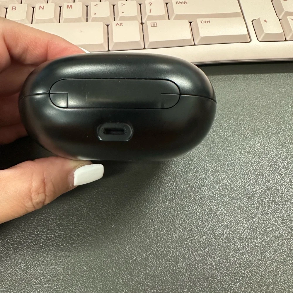 Beats by Dre Powerbeats Wireless Earbuds in Black with Charging Case - Picture 5 of 9